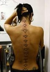 Девушка с татуировкой 2009