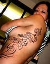 Татуировки для девушек на руке надписи